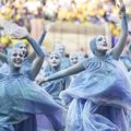 Para Penari Berkostum Biru yang Melambangkan Tetesan Air