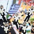 Penampilan Para Penari Berkostum Bola