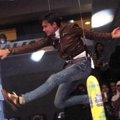 Aksi Adipati Dolken 'Aktor Terfavorit' Pakai Sling
