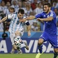 Sead Kolasinac dari Bosnia Mencegah Aksi Lionel Messi