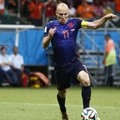 Arjen Robben Mengitari Iker Casillas untuk Mencetak Gol