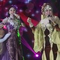Dewi Persik dan Elvy Sukaesih di Panggung Grand Final KDI 2014