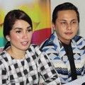 Ussy Sulistiawaty dan Andhika Pratama Saat Ditemui di Kawasan Benhill, Jakarta