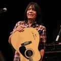 Ian Antono Melelang Gitar Miliknya