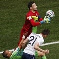 Hugo Lloris (Perancis) Selamatkan Gawang dari Serangan Peter Odemwingie (Nigeria)