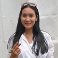 Happy Salma Hadiri Konser 'Salam 2 Jari'