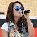Siti Badriah Meriahkan Konser 'Salam 2 Jari'