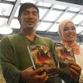 Abimana Aryasatya dan Dewi Sandra dalam Perilisan Soundtrack dan Poster Film 'Haji Backpacker'