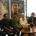 Abimana Aryasatya dan Dewi Sandra dalam Perilisan Soundtrack dan Poster Film 'Haji Backpacker'