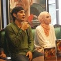 Abimana Aryasatya dan Dewi Sandra dalam Perilisan Soundtrack dan Poster Film 'Haji Backpacker'