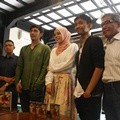 Abimana Aryasatya dan Dewi Sandra dalam Perilisan Soundtrack dan Poster Film 'Haji Backpacker'