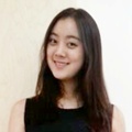 Hyelim Memakai Sandal Desain dari Kim Chae Yeon