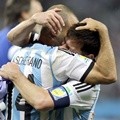 Javier Mascherano dan Lionel Messi Lega Setelah Berhasil Membawa Negaranya Menuju Final