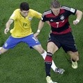 Oscar (Brasil) Berusaha Merebut Bola Bastian Schweinsteiger (Jerman)