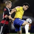 Toni Kroos (Jerman) Menahan Laju Fred dari Brasil