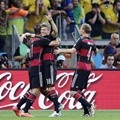 Toni Kroos Disambut Rekannya Usai Membobol Gawang Brasil
