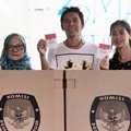 Bimbim Slank Bersama Bunda Iffet dan Istrinya Memegang Surat Suara