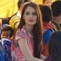 Cinta Laura Saat Menunggu di Tempat Pemilihan Umum