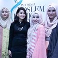 Zaskia Adya Mecca Bersama Desainer Hijab