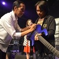 Jokowi Membubuhkan Tangan Tangan Pada Gitar Dewa Budjana