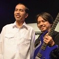 Jokowi Membubuhkan Tangan Tangan Pada Gitar Dewa Budjana