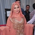 Nia Daniati dalam Peragaan Busana Muslim Rancangan La Mole Boutique