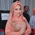 Nia Daniati dalam Peragaan Busana Muslim Rancangan La Mole Boutique