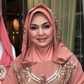 Nia Daniati dalam Peragaan Busana Muslim Rancangan La Mole Boutique