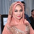 Nia Daniati dalam Peragaan Busana Muslim Rancangan La Mole Boutique