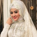 Dewi Persik Kenakan Jilbab Sebagai Kado Ulang Tahun Whitanti