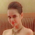 Cut Meyriska Cantik Mengenakan Gaun Berwarna Merah