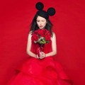 Vivian Hsu Berpose Kenakan Gaun Merah
