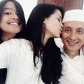 Maudy Ayunda dengan Ayah dan Adik Terkasih