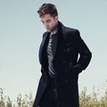 Robert Pattinson Kenakan Sepatu Rancangan Dior Homme