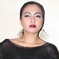 Denada Hadir dengan Dandanan Gothic