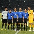 Kurnia Meiga dan Gianluigi Buffon Bersama Hakim Garis