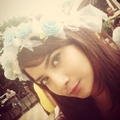 Vanessa Angel Memakai Bandana Bunga