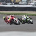 Cal Crutchlow dari Ducati Dibuntuti Scott Redding dari Honda Gresini