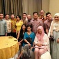 Raffi Ahmad dan Nagita Slavina Berfoto Bersama Teman-Teman yang Hadir