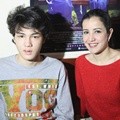 Shawn Adrian dan Andi Soraya di Halal Bihalal Tim Produksi 'Hijabers in Love'
