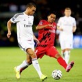 Pepe Saat Berebut Bola dengan Carlos Bacca