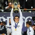 Gareth Bale Mengangkat Trofi Juara Real Madrid