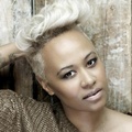 Emeli Sande Terlihat Cantik Mengenakan Sweater