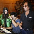 Indah Dewi Pertiwi dan Yon Koeswoyo Saat Rekaman Lagu 'Curiga'