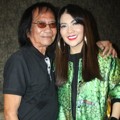Indah Dewi Pertiwi dan Yon Koeswoyo Saat Rekaman Lagu 'Curiga'