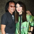Indah Dewi Pertiwi dan Yon Koeswoyo Saat Rekaman Lagu 'Curiga'