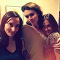 Minka Kelly Bersama Sahabatnya