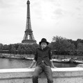 Pose Kang Dong Won di Depan Menara Eiffel