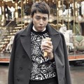 Kang Dong Won Berpose di Taman Bermain