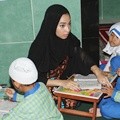 Nikita Willy Saat Mengajari Anak-Anak
